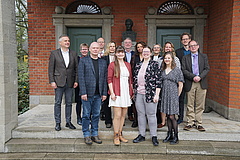 Gruppenfoto vor der Wichern-Büste (v.l.n.r.): Vorne die Eingesegneten Torsten Wienholz, Elisa Seifert, Johanna Baumunk und Sinah Streit.