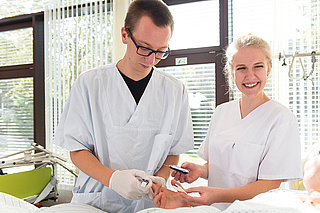 Pflegepersonal am Bett des Patienten