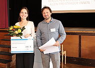 Preisvergabe: Anna Liebs und Prorektor Prof. Dr. Michael Komorek 