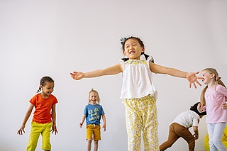 Kinder die Tanzen und Spaß haben