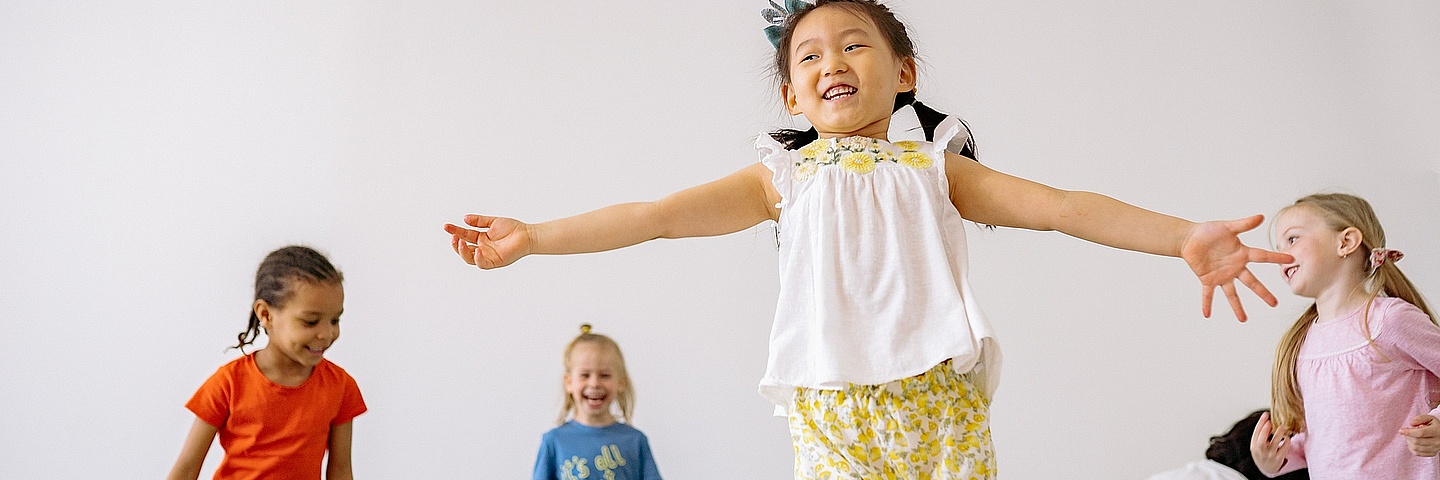 Kinder die Tanzen und Spaß haben