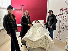 EHB-Rektor Prof. Dr. Sebastian Schröer-Werner zeigt den beiden Abgeordneten Silke Gebel (Mitte) und Laura Neugebauer (MdA Bündnis 90/Die Grünen) das SkillsLab Habammen.