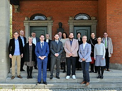 Abschlussfoto: Vorn in der Mitte, von links nach rechts die Absolventen Rick Voormann, Sebastian Bluemcke, Jakob Wenk und Thorben Petters 