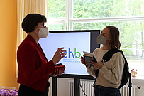 Professorin Dr. Dorothea Tegethoff im Gespräch mit einer Journalistin