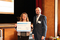 Professorin Dr. Juliane Karakayali, Studiengang Soziale Arbeit, nimmt stellvertretend für Sarah Schulz vom Rektor die Auszeichnung entgegen