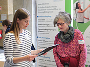 Viola Strittmatter (l.) und Anna Krehnke (r.) beim Stand des ZFW