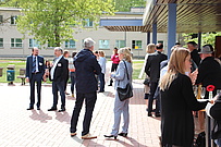 Gäste beim Get-Together vor der Kirche zur Heimat