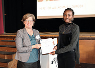 Gewinnerin des DAAD-Preises für international Studierende: Bachelor of Nursing Studentin Zainab Gbewato Bakar (Rechts) zusammen mit Tanja Reith, Referentin für Internationales