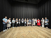 Gruppenfoto mit Stipendiat:innen und Förder:innen auf der Bühne im Paulussaal