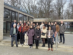 Pflege-Studierende von EHB, ASH Berlin und Charité nach dem Gespräch mit der Abgeordneten Aferdita Suka, Mitglied des Abgeordnetenhauses von Berlin (Wahlkreis Tempelhof). Fraktion Bündnis 90/ Die Grünen (vorne rechts)  am 2. März 2022 auf dem Campus der Hochschule.