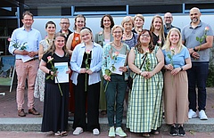 Gruppenbild: Stipendiatinnen, Vertreter:innen der fördernden Einrichtungen und Rektor der EHB