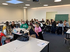 Studierende der EHB und der FU Berlin während der ersten gemeinsamen Seminarsitzung 