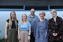 Bärbel Freier und Nico Hartung (Dietmar Freier Stiftung) zusammen mit den von ihnen geförderten Studentinnen