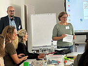 Tanja Reith, Leiterin des Internationalen Office, moderiert die Einführungsveranstaltung