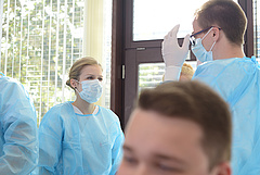 Studierende im Skills Lab der EHB beim Praxistrainung Pflege