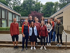 Prof. Stefanie Sauer (2. v. l.) und Dr. Julija Eidukevičiūtė (3. v. l.) mit Studierenden aus der Sozialen Arbeit