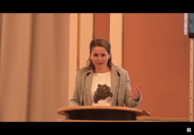 Professorin Dr. Mandy Mangler auf dem Podium bei ihrer Rede nach der Preisverleihung