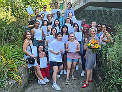 Zertifikate verliehen! Studierende der International Summer School zusammen mit Prof.in Dr. Olivia Dibelius (vorne rechts) und Dr. Fred Gbagbo (zweite Reihe von hinten)