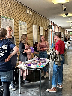 Beratung beim Stand des Studierendenwerkes
