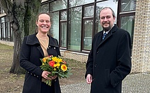 Rektor Prof. Dr. Sebastian Schröer-Werner gratuliert Professorin Dr. Lena Kreck an der EHB 