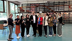 Gruppenfoto in der Bibliothek mit Tanja Reith (l.), dem Kanzler Andreas Flegl (m.), der Vizepräsidentin des VWU Dr. Do Thi Thu Thao (r.m.) und Professorin Dr. Stefanie Sauer (r.m.)
