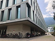 Unigebäude mit Fahrrädern