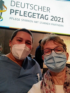 Prof. Dr. Cornelia Heinze und EHB-Absolventin Shirin Kreße auf der Abschlussveranstaltung des Deutschen Pflegetages 2021