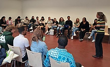 Professorin Dr. Olivia Dibelius mit Studierenden