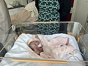 Neugeborenenpuppe im Kinderbett