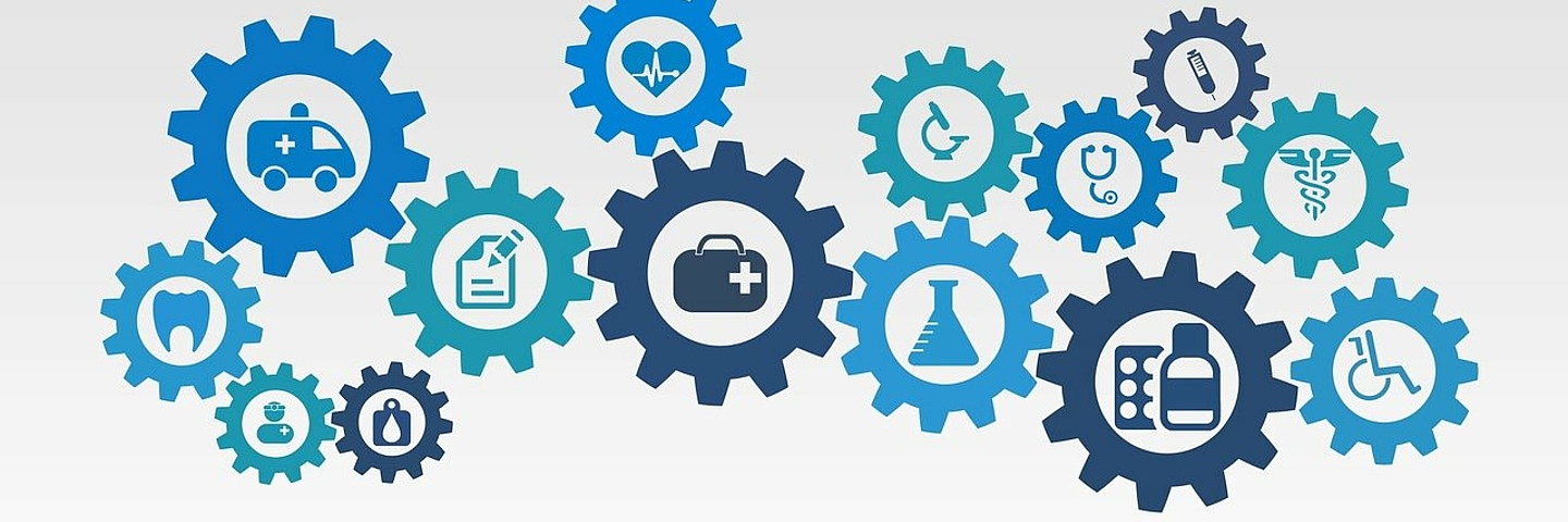 Grafik mit Zahnrädern mit Motiven aus dem Gesundheitsbereich greifen ineinander