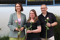 Hans-Martin Krusche-Ortmann zusammen mit den Stipediatinnen Bettina Brauer (Mitte) und Sophie Hilt