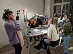 Studierende im Tonstudio beim Produzieren eines Podcasts zur Obdachlosigkeit