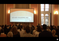 Senatorin Ulrike Gote und Staatssekratärin Armaghan Naghipour gratulieren Mandy Mangler