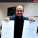 Rektor Prof. Dr. Sebastian Schröer-Werner mit den Urkunden der Gewinnerinnen 