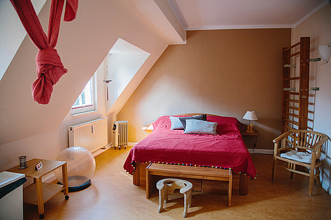 Zimmer mit Bett und Dachschräge