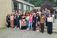 Gruppenfoto der Teilnehmenden mit Stephanie Palm (v.r.), Rebekka Streck (m.r.), Magdalena Scharf (m.r.), Martin Leutner (h.r.), Prof. Dr. Olivia Dibelius (m.), Tanja Reith (h.l.)