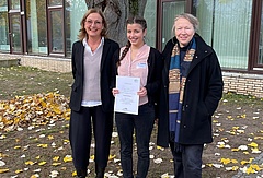 ehb.forscht 2021: GvdSP-Gewinnerin Hannah Schwarz (Mitte) zusammen mit ihrer Professorin Dr. Anne Grohn (rechts) und Jurorin Sabine Barg, stellv. Beauftragte für Evangelischen Religionsunterricht in Berlin Reinickendorf