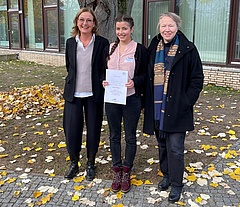 ehb.forscht 2021: GvdSP-Gewinnerin Hannah Schwarz (Mitte) zusammen mit ihrer Professorin Dr. Anne Grohn (rechts) und Jurorin Sabine Barg, stellv. Beauftragte für Evangelischen Religionsunterricht in Berlin Reinickendorf