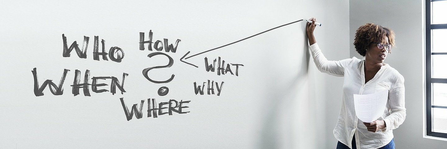 Lehrende an Whiteboard