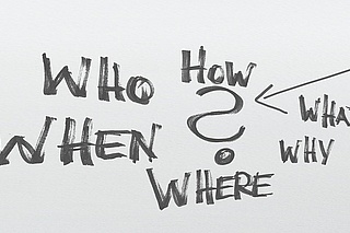 Lehrende an Whiteboard