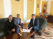 Der Rektor der Lesya Ukrainka Volyn National University, Professor Anatolii Tsos (rechts), unterzeichnet in Anwesenheit seiner Kollegen das Memorandum.