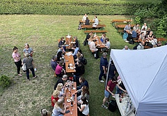 Gemütliches Beisammensein beim Sommerfest an der EHB