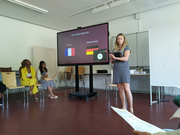 Französische Teilnehmerin hält einen Vortrag über den Quality Approach