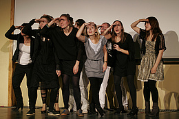 Studierende bei einer Theaterprobe