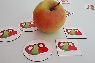 Rotgelber Apfel auf Motivkarten