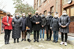 Gruppenbild mit Bundespräsident Frank-Walter Steinmeier vor der Notübernachtung der  Koepjohann'schen Stiftung