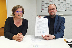 Tanja Reith, M.A., Referentin für Internationales, und Prof. Dr. Sebastian Schröer-Werner, Rektor der EHB, nach der Unterzeichnung des Memorandiums am 8. Juni 2022