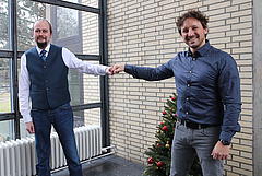 Gratulation in Covid-Zeiten: Rektor Prof. Dr. Sebastian Schröer-Werner und Prorektor Prof. Dr. Michael Komorek (rechts)