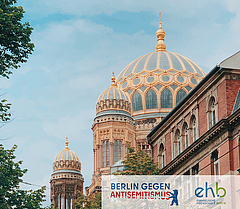 Ansicht auf die Synagoge in Berlin Mitte mit Logos der Initiative / EHB