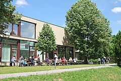 Studierende vor dem neuen E-Gebäude